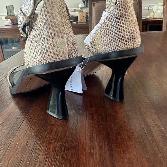 Comfortable Ankle Strap Sculpted Heel Sandal in Roccia Snake Print Leather sz 8 - Picture 9 of 10